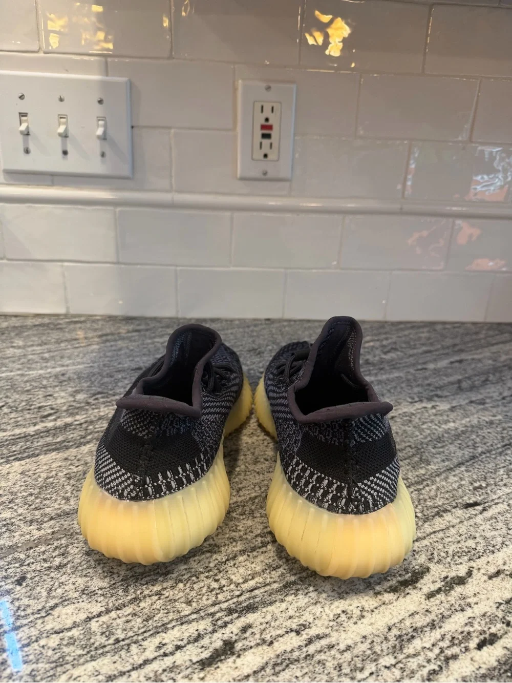 Men’s Adidas Yeezy Boost 350 V2 Carbon Black FZ5000 Size 6/Women’s 7.5